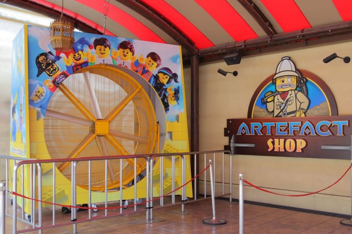 「アーティファクト・ショップ」前に設置された巨大ファン