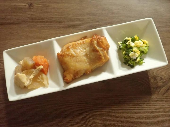 DAISO(ダイソー)：ニューボーン三仕切り皿約23cm×7.5cm