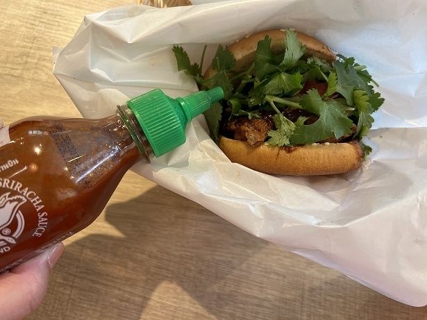 どちらの「パクチーチキンバーガー」もシラチャーソースで味変がおすすめ