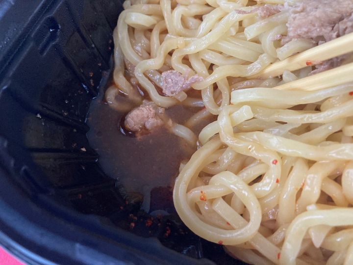 ピリ辛で旨味もしっかり味わえる！【セブン】ボリューム感もGOODな「大盛り油そば」