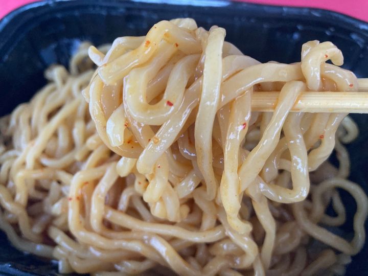 ピリ辛で旨味もしっかり味わえる！【セブン】ボリューム感もGOODな「大盛り油そば」