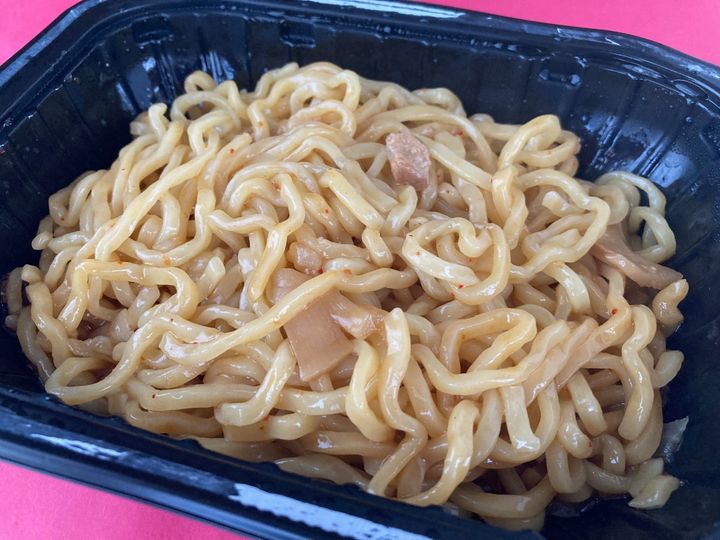 ピリ辛で旨味もしっかり味わえる！【セブン】ボリューム感もGOODな「大盛り油そば」