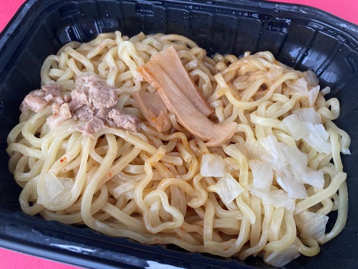 ピリ辛で旨味もしっかり味わえる！【セブン】ボリューム感もGOODな「大盛り油そば」