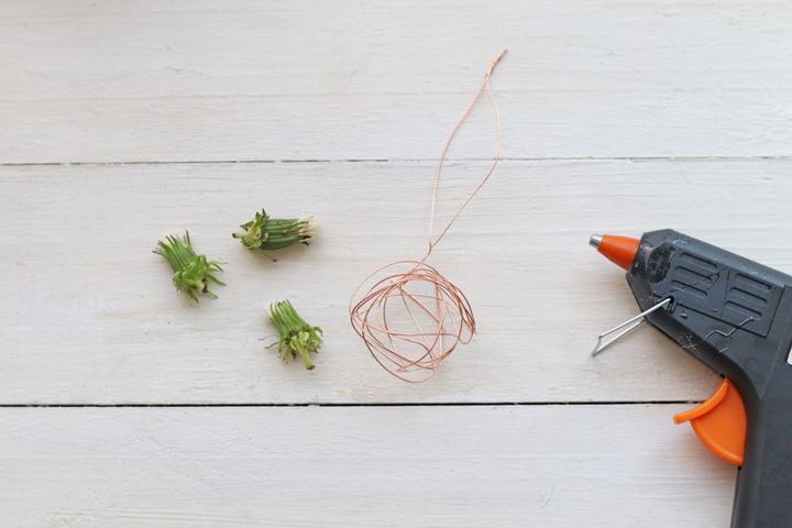 タンポポをグルーガンで付ける