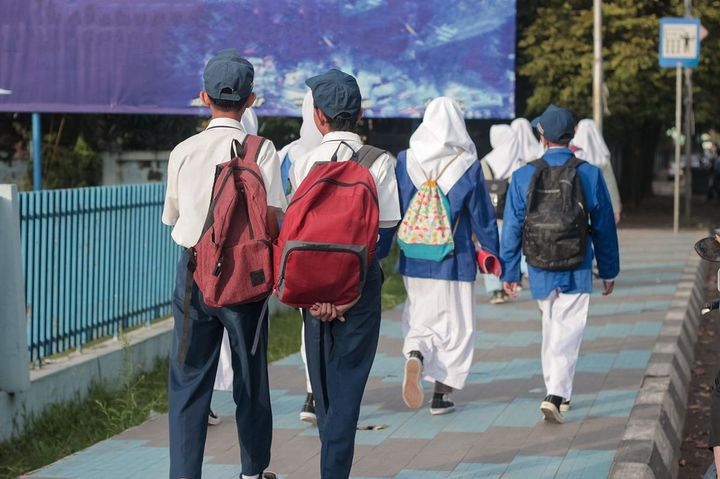 学生が学校に戻る