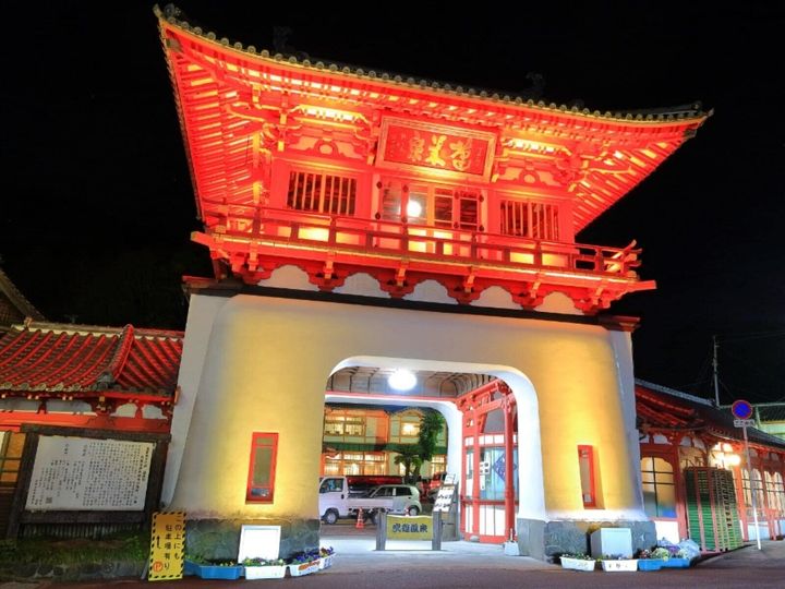 佐賀県武雄市に位置する武雄温泉は、1300年以上の歴史を誇る名湯です。透明で柔らかな湯ざわりが特徴の弱アルカリ単純泉は、肌にしっとりと馴染む「美人の湯」として古くから親しまれてきました。竜宮城を思わせる朱色の楼門など歴史的建築物も見どころです。