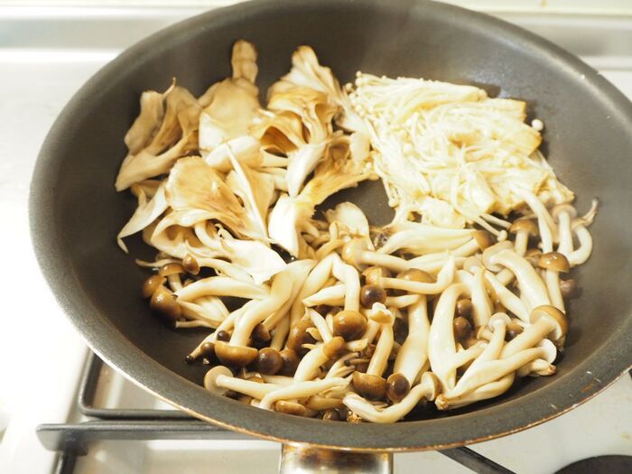 きのこは“焼いて漬ける”が大正解！3種ミックスで〈おいしさ爆発♡〉ご飯が止まらない沼レシピ登場