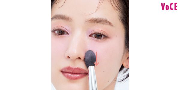 小鼻の横まで広げ、逆三角形をつくる