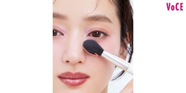 目頭の下から斜め下にトントン置いていく