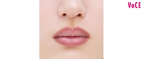 素唇より暗めの色で太く縁取り、影を仕込む