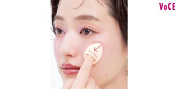 パフは絶対トントン。頰骨にそって斜め下へ