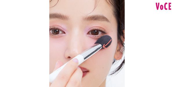 目尻の下からも同様に。クマポジをとらえる！