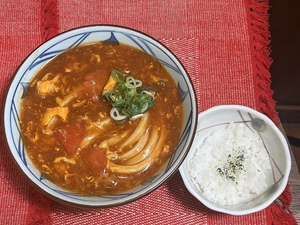 「トマたまカレーうどん(ひと口ごはんつき)」