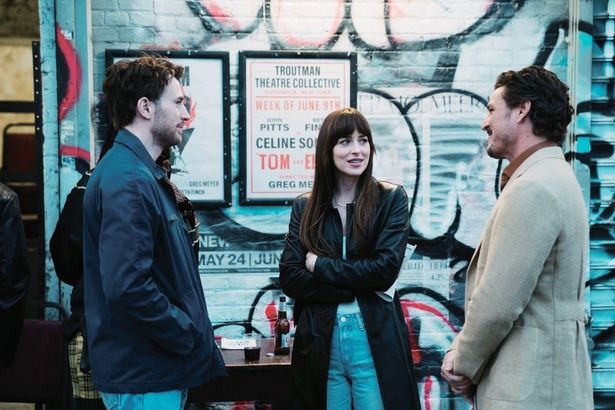 【写真を見る】ダコタ・ジョンソンがペドロ・パスカルとクリス・エヴァンスの間で揺れる！現代の恋愛事情が赤裸々に？ Copyright 2025 [c] Adore Rights LLC. All Rights Reserved