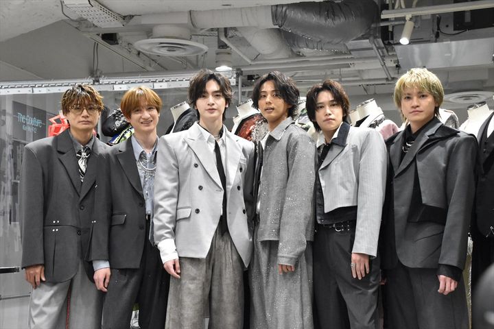 Kis‐My‐Ft2が衣装展「Kis‐My‐Ft2：The Couture」取材に登場（左から）横尾渉、宮田俊哉、玉森裕太、藤ヶ谷太輔、千賀健永、二階堂高嗣 クランクイン！ width=
