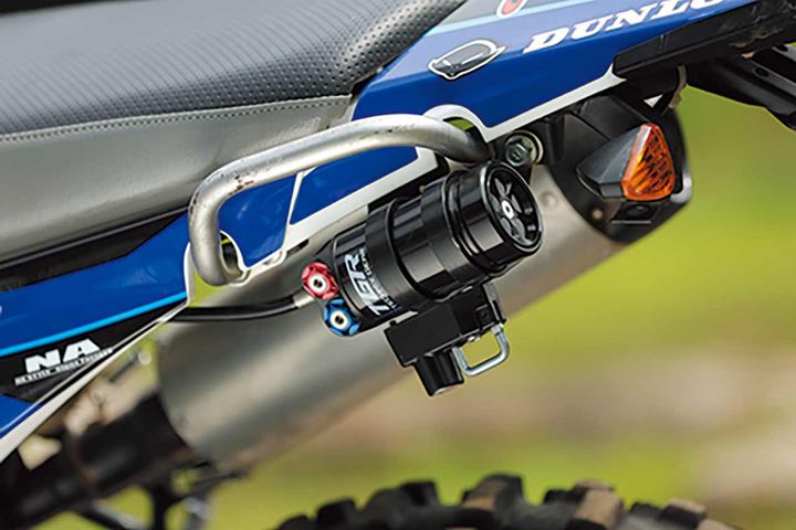 フロントを35mm、リアを15mm延長することで車高を引き上げた最終形態セロー。参戦当初は車高の低さを切り替えしのしやすさというメリットに繋げていた鈴木選手。最終的にはバンク角度を増すために車高アップしたが、それだけでなく突き出し量を増したり、スプリングにテンションをかけるなど、バランスを重視しているのも特徴だ