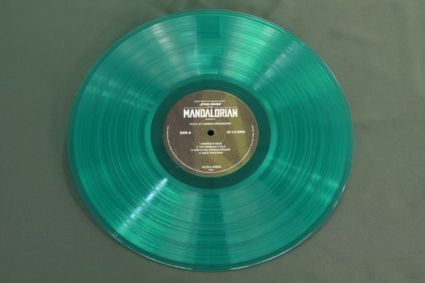 グローグーカラーになっている『スター・ウォーズ/マンダロリアン Season2』の盤面 『スター・ウォーズ／マンダロリアン- Season 2』(オリジナル・サウンドトラック) 4月24日(金)発売 価格:5,980円(税込) 発売・販売元：ユニバーサル ミュージック合同会社