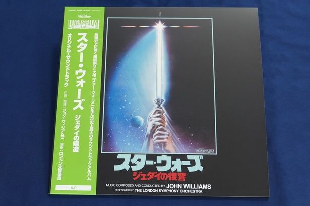 タイトルが公開時と同じく“復讐”になっているのがファンにはたまらない！ 『スター・ウォーズ／ジェダイの帰還』(オリジナル・サウンドトラック) 4月24日(金)発売 価格:5,980円(税込) 発売・販売元：ユニバーサル ミュージック合同会社