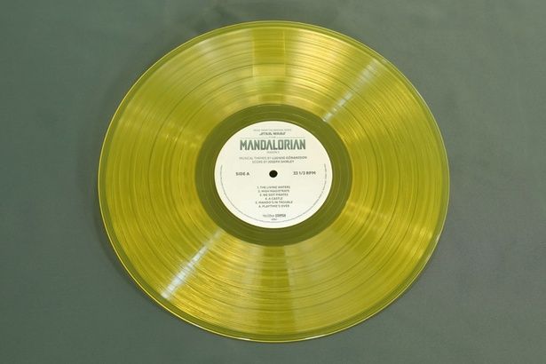 イエローを基調とした『Season3』の盤面 『スター・ウォーズ／マンダロリアン- Season 3』(オリジナル・サウンドトラック) 4月24日(金)発売 価格:5,980円(税込) 発売・販売元：ユニバーサル ミュージック合同会社