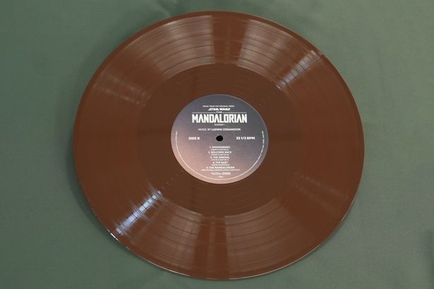 『スター・ウォーズ/マンダロリアン Season1』の盤面はブラウン！ 『スター・ウォーズ／マンダロリアン- Season 1』(オリジナル・サウンドトラック) 4月24日(金)発売 価格:5,980円(税込) 発売・販売元：ユニバーサル ミュージック合同会社