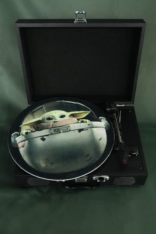 レコードプレーヤーでかわいく回転していくグローグー