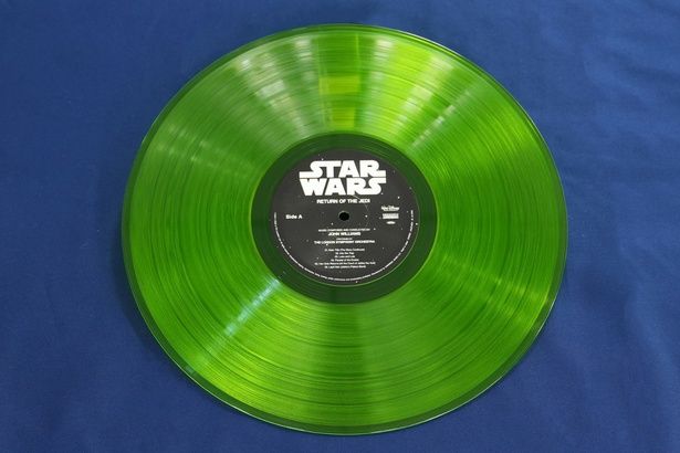 作品に合ったカラーになっているのがたまらない 『スター・ウォーズ／ジェダイの帰還』(オリジナル・サウンドトラック) 4月24日(金)発売 価格:5,980円(税込) 発売・販売元：ユニバーサル ミュージック合同会社