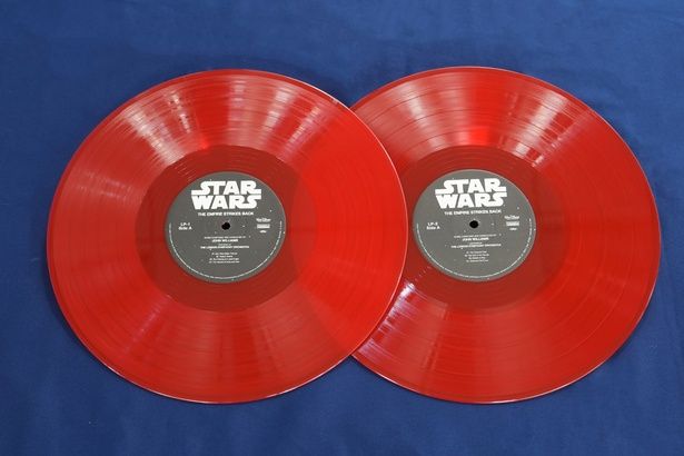 『スター・ウォーズ/帝国の逆襲』はダース・ベイダーのライトセーバーを彷彿とさせるレッドの盤面 『スター・ウォーズ／帝国の逆襲』(オリジナル・サウンドトラック) 4月24日(金)発売 価格:8,500円(税込) 発売・販売元：ユニバーサル ミュージック合同会社