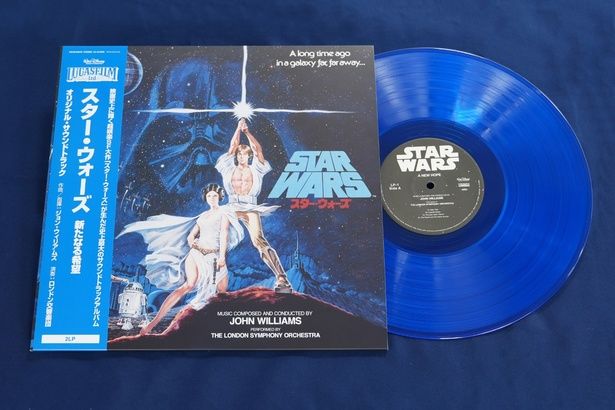 ディスクを取り出してみた！ 『スター・ウォーズ／新たなる希望』(オリジナル・サウンドトラック) 4月24日(金)発売 価格:8,500円(税込) 発売・販売元：ユニバーサル ミュージック合同会社