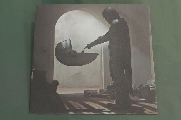 『スター・ウォーズ/マンダロリアン Season1』の名場面が使用されたディスクケースの表面 『スター・ウォーズ／マンダロリアン- Season 1』(オリジナル・サウンドトラック) 4月24日(金)発売 価格:5,980円(税込) 発売・販売元：ユニバーサル ミュージック合同会社