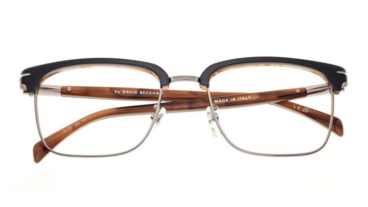 リーティング大賞『小顔見え部門』受賞 シャーブなブローで涼とした印象に、眼鏡4万2900円（アイウェア バイ デイヴィッド・ベッカム／サフィロジャパンカスタマーサービス）