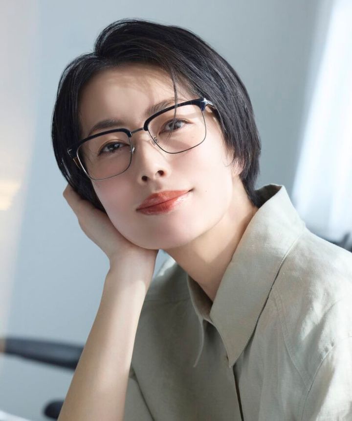 シャーブなブローで涼とした印象に、眼鏡4万2900円（アイウェア バイ デイヴィッド・ベッカム／サフィロジャパンカスタマーサービス）