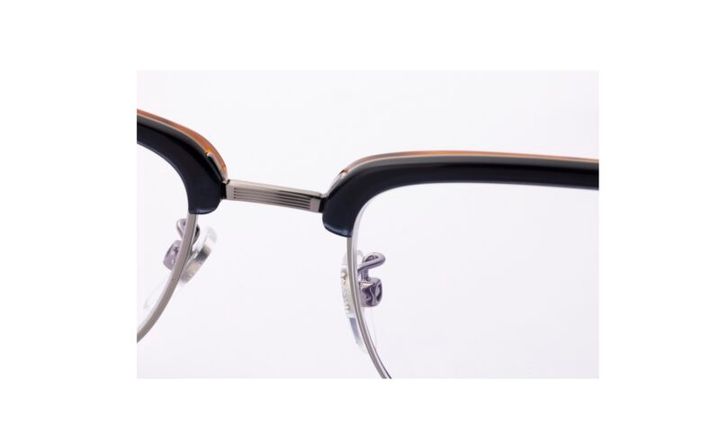 シャーブなブローで涼とした印象に、眼鏡4万2900円（アイウェア バイ デイヴィッド・ベッカム／サフィロジャパンカスタマーサービス）