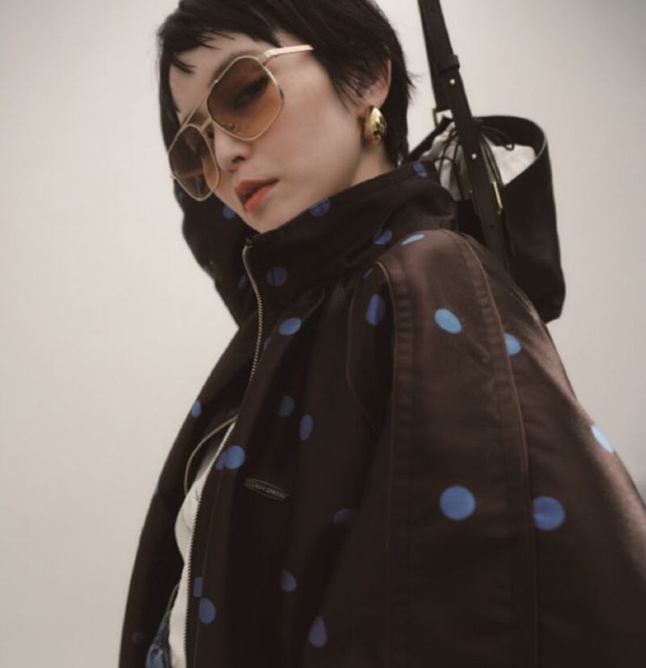 大人カラーリングならドット柄もスタイリッシュ。