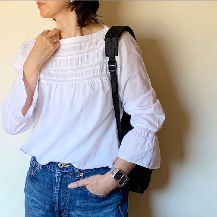 白カットソーに黒いリュックでメリハリをつけて