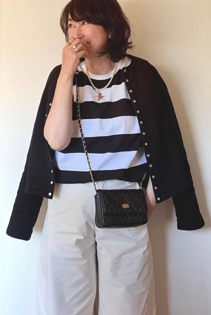 アニエスbのボーダーにスナップカーディガンをを羽織ってこなれ感を