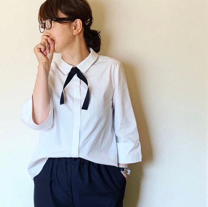 白ブラウスにJO MALONEの黒いリボンを結んでモードな印象へ