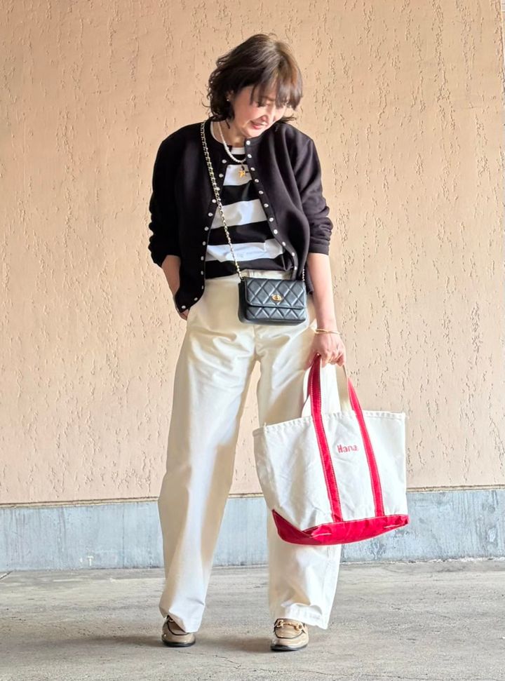 赤いトートバッグをコーデの差し色に