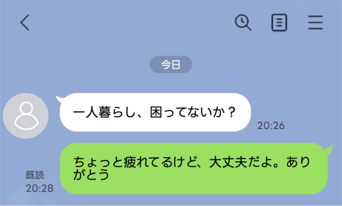 Chat screen showing today's conversation: a white text bubble asks '一人暮らし、困ってないか？', a green reply bubble says 'ちょっと疲れてるけど、大丈夫だよ。ありがとう', avatar on left, times 20:26 and 20:28, blue background with top navigation icons.