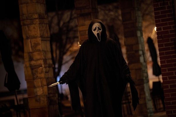 【写真を見る】シリーズおなじみゴーストフェイスの姿もお目見え！ [c] 2026 PARAMOUNT PICTURES.GHOST FACE IS A REGISTERED TRADEMARK OF FUN WORLD DIV.,EASTER UNLIMITED, INC. [c]1999. ALL RIGHTS RESERVED.