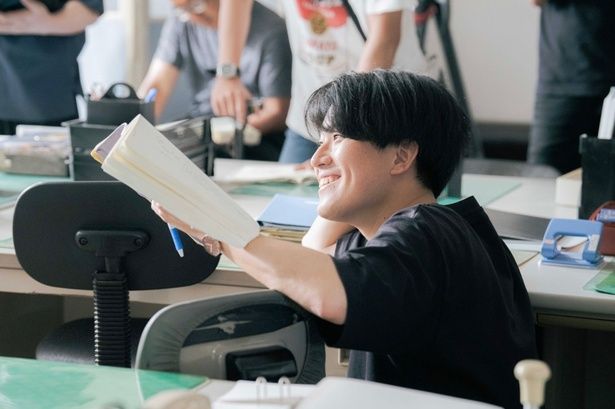 【写真を見る】80〜90年代風の映像が話題を集めている西井紘輝監督を知ってる？ [c]2026 NOTHING NEW