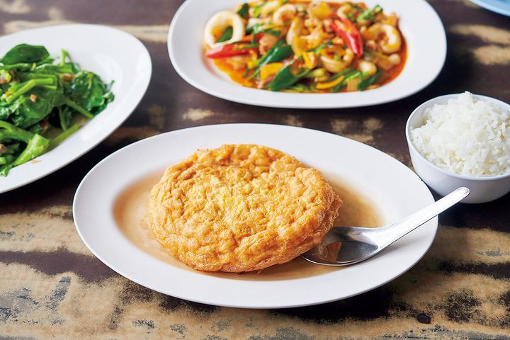 バンコク〈ポー・ポーチャヤー〉タイ風オムレツ・カイジャオプー