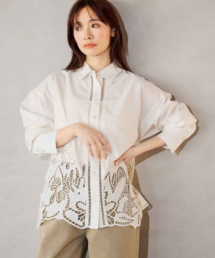 画像: 裾スカラップレギュラーシャツLS （オフ）¥12,100（ミスティウーマン） 出典：ミスティウーマン