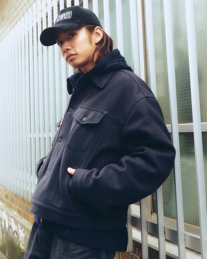 【20代スナップ】モノトーンでも重すぎないのは濃淡とアイテムのグラデーションが絶妙だから