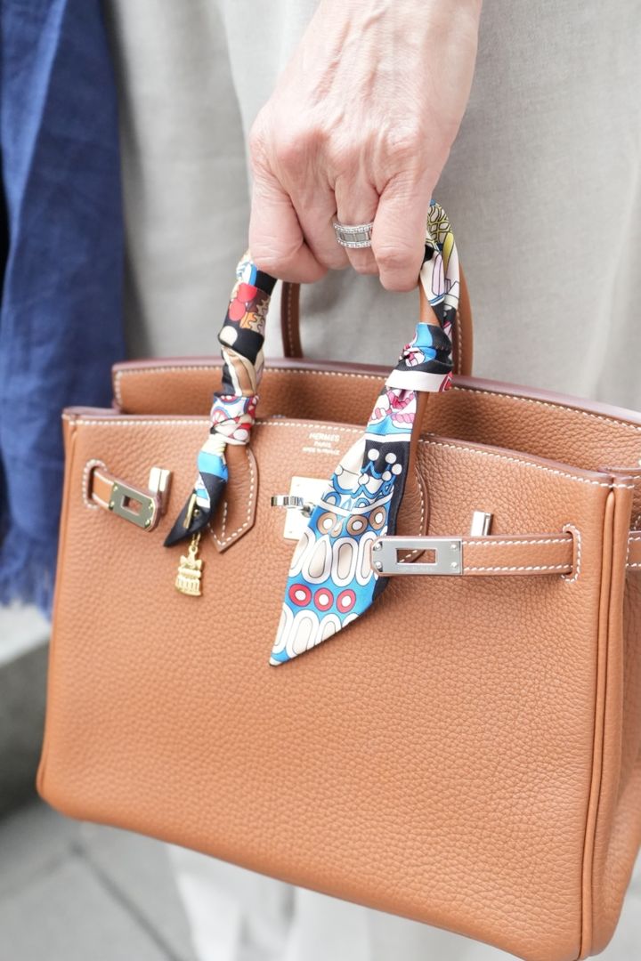 ツイリーは春らしく華やかな柄をセレクト