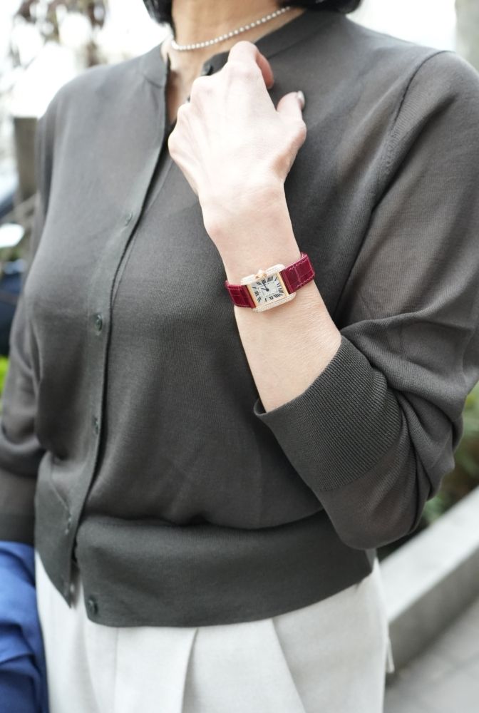 コーデのポイントになるカルティエのウォッチ