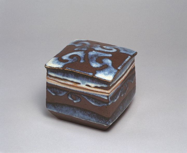 河井寬次郎《海鼠釉筒描花文筥》 1943年頃 アサヒグループ大山崎山荘美術館蔵