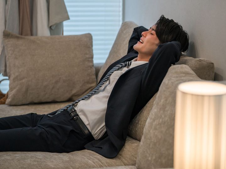 将来への蓄えや日々の家事のサポートをメリットと感じる一方で、家族との付き合い方やプライベートな空間が持てないことに葛藤する社会人も少なくありません。今回は、宮崎県都城市で暮らす30歳男性の事例を取り上げます。