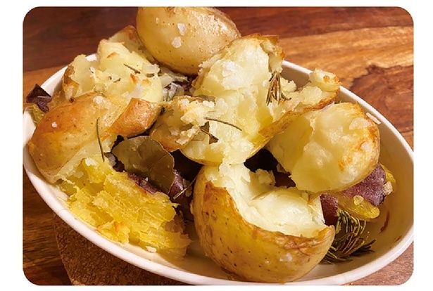 じゃが芋とさつま芋のロースト （C）まいったねぇ、野宮レナ／KADOKAWA