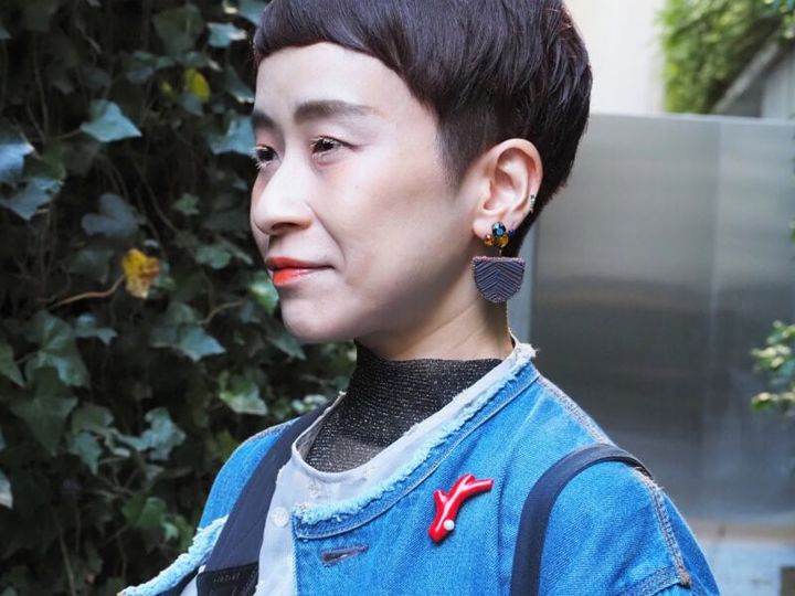 ベリーショートヘアと大き目ピアス