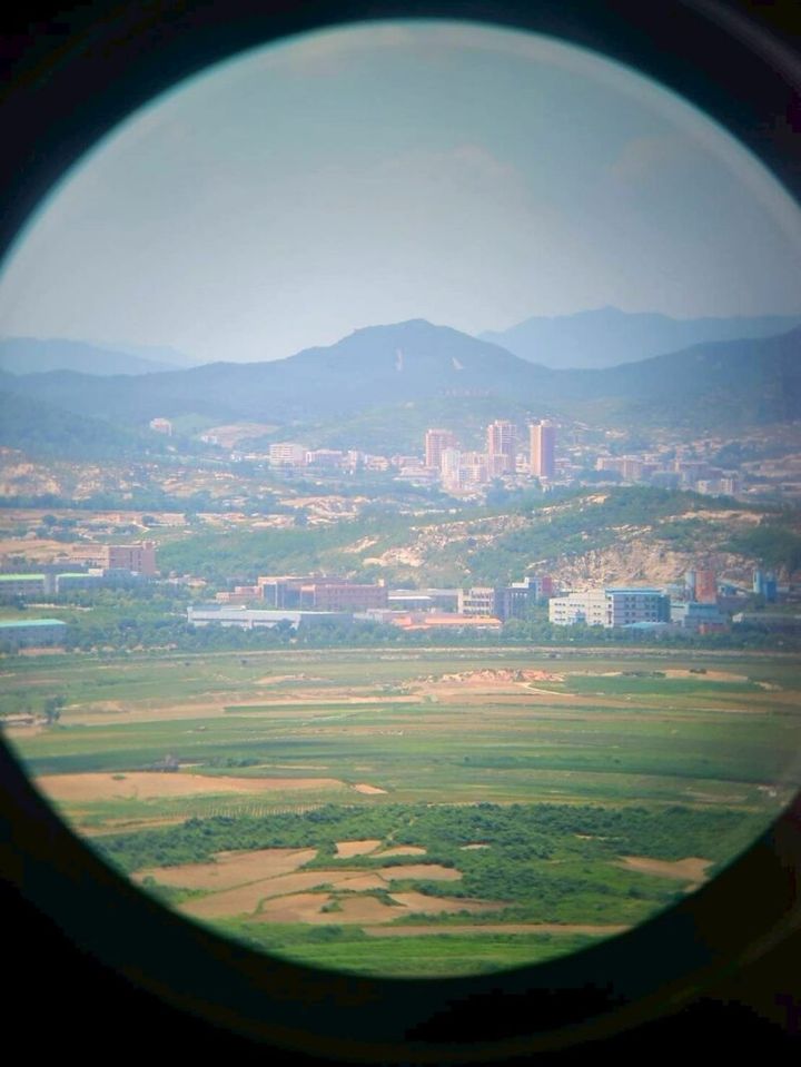 撮影OKだった2年前にガイドさんが撮影した、DMZの望遠鏡からの景色